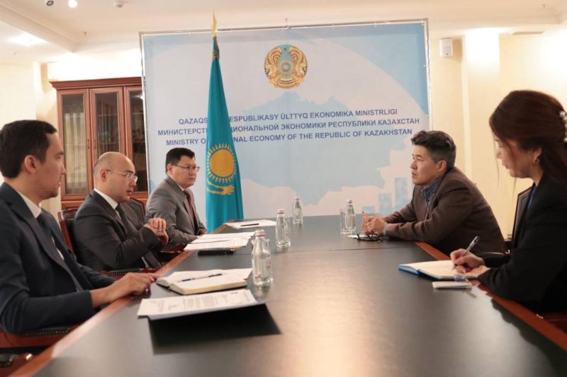 Глава МНЭ провел встречу с заместителем директора Института Центрально-Азиатского регионального экономического сотрудничества Куатом Акижановым