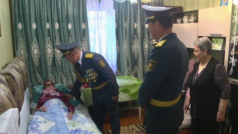 В Конаеве военнослужащие инженерно-саперной бригады поздравили ветерана Великой Отечественной войны с международным днём пожилого человека
