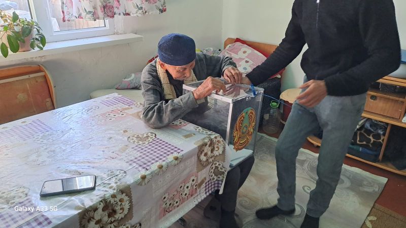 Балқаш ауданы Аралтөбе ауылдық округінің тұрғыны, тыл ардагері, 87 жастағы Замза Сембаев сайлауда белсенділік танытып, өз таңдауын жасады