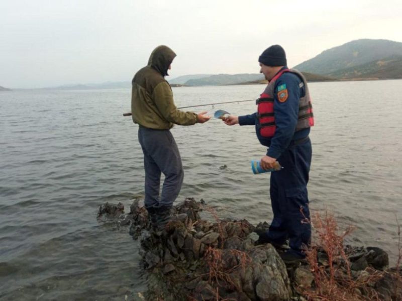 МЧС призывает граждан соблюдать правила безопасности на водоемах при ловле рыб