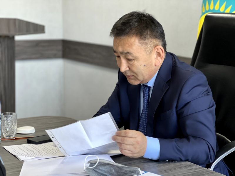Прием граждан по личным вопросам провел аким города Конаев