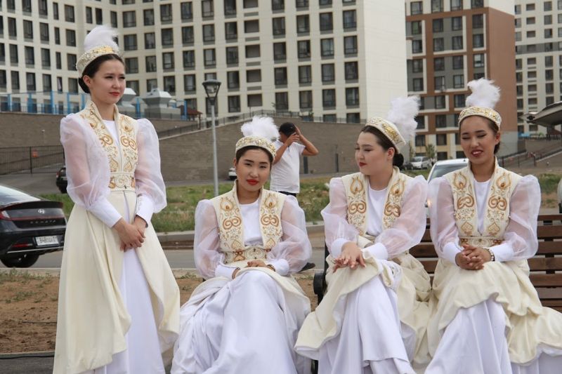 Более 80% казахстанцев «за» повседневное ношение национальной одежды