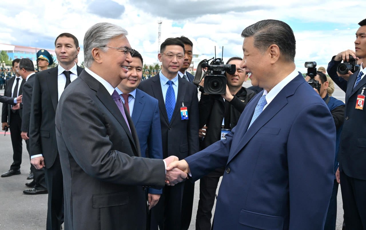 Президент Касым-Жомарт Токаев встретил в столичном аэропорту Председателя Китайской Народной Республики Си Цзиньпина, прибывшего в Казахстан с государственным визитом