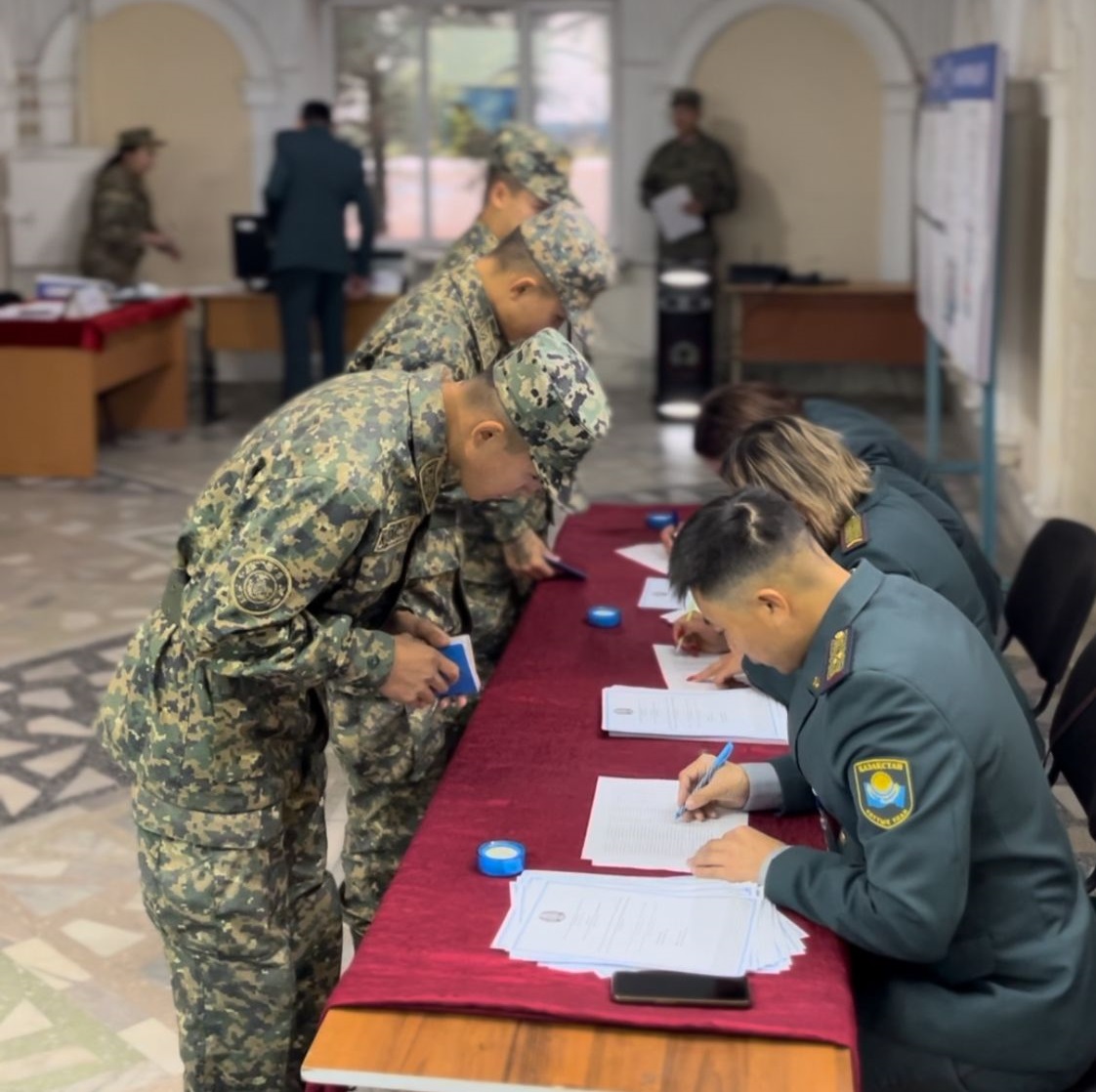 Солдаты срочной службы голосуют за развитие страны