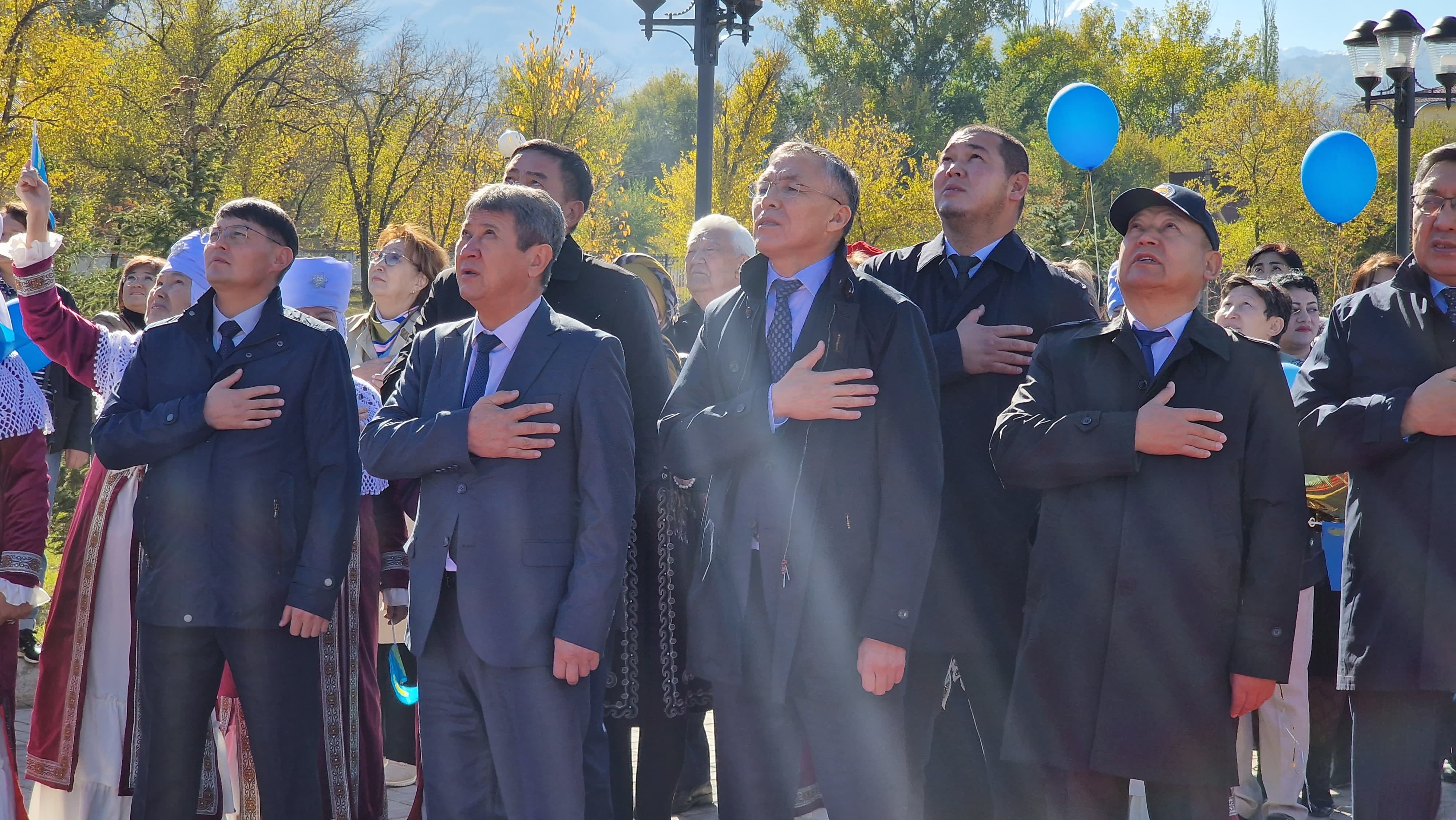 Торжественная церемония поднятия Государственного флага в городе Есик