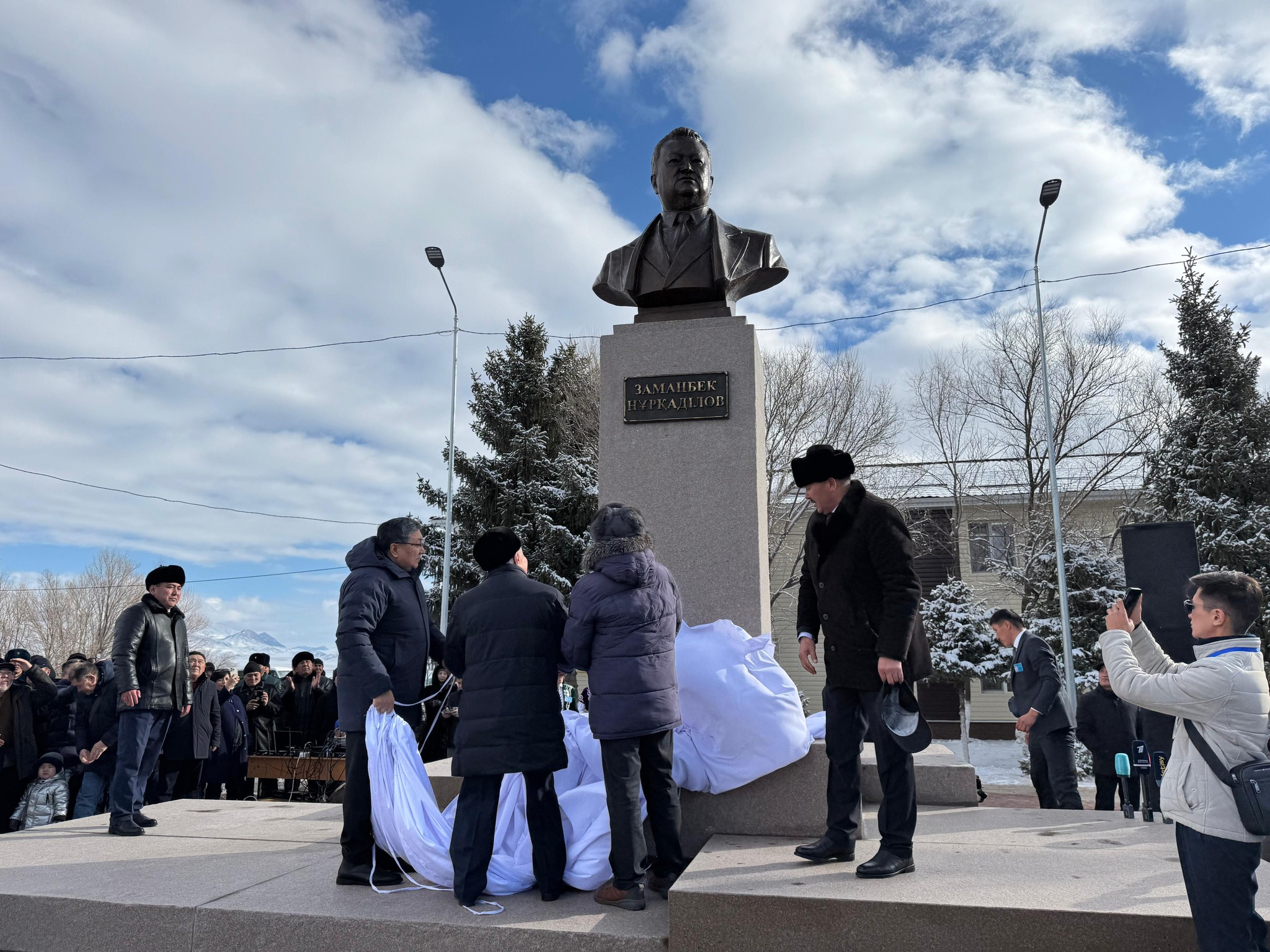 В Кегене открыт бюст в честь Заманбека Нуркадилова