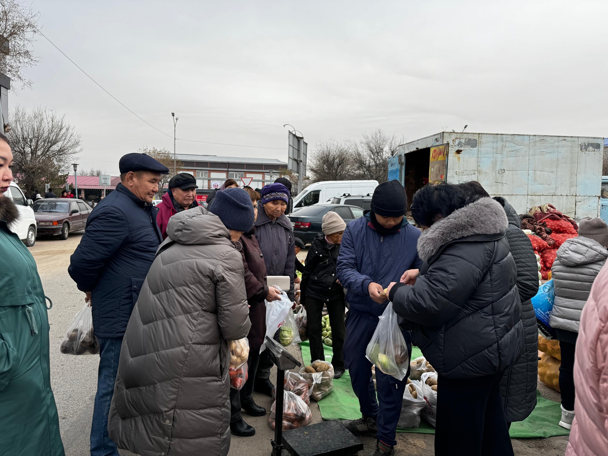 На городском рынке Қонаев продавали просроченные продукты