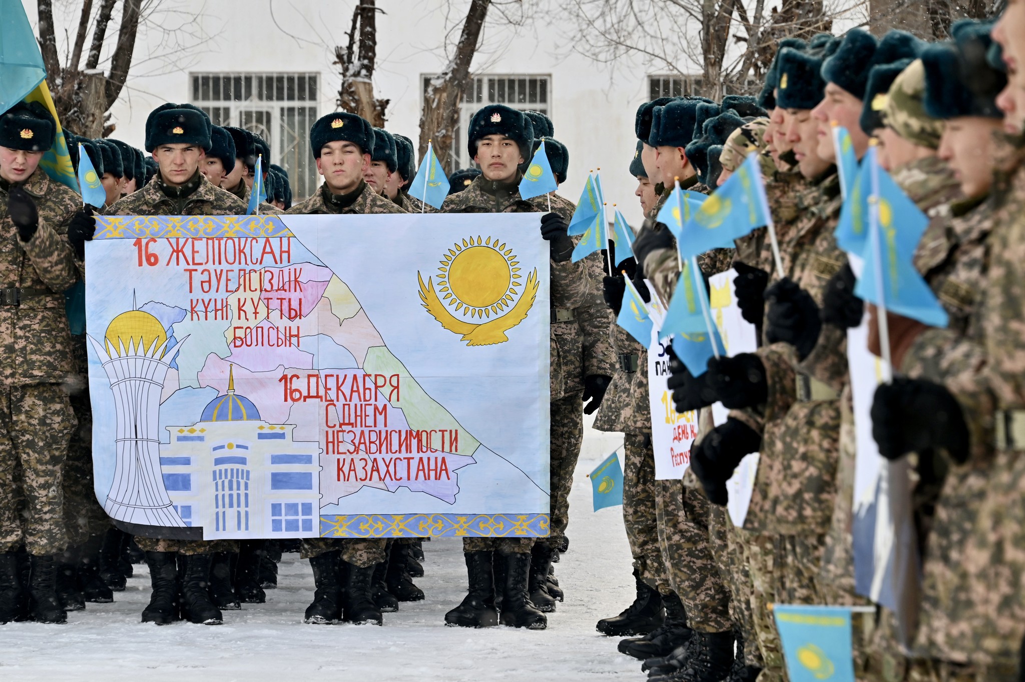 Военнослужащие десантно-штурмовой бригады Конаевского гарнизона отмечают День Независимости торжественным митингом