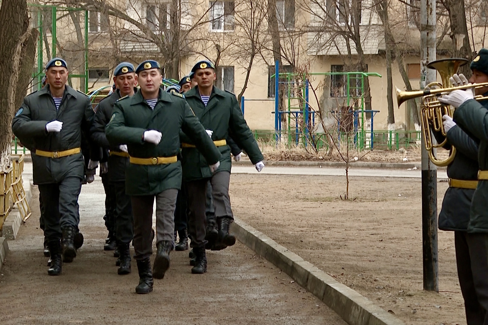 В городе Қонаев военнослужащие поздравили почетную жительницу-ветерана Великой Отечественной войны