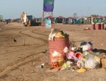 С центрального пляжа города Қонаев ежедневно вывозится до 90 тонн мусора