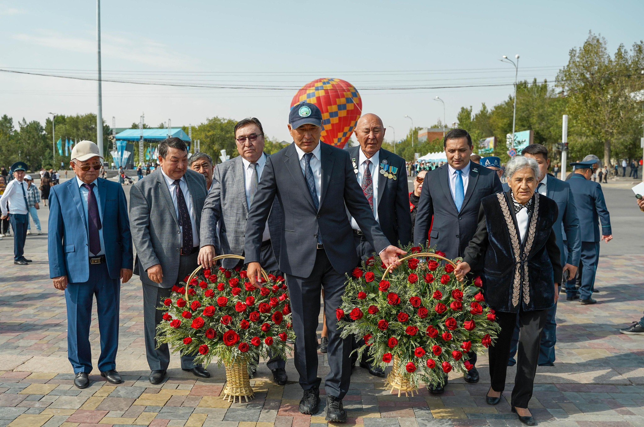 Цветы памяти и огни надежды