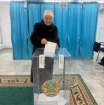 Голосует старейшая жительница Каргалы