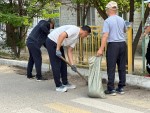 В микрорайонах Еңбек и Заречный города Алатау Алматинской области прошёл субботник по благоустройству и санитарной очистке территории