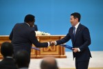 Мемлекеттер басшыларының қатысуымен ресми делегациялардың мүшелері келесі құжаттармен алмасты