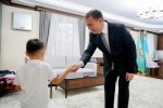Танымал бейнероликтің кейіпкері үш жасар Әміреге Мемлекет басшысының Алғыс хаты табыс етілді