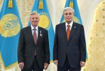 Президент мемлекетіміздің дамуына Тәуелсіздіктің елең-алаңынан бастап белсене атсалысып келе жатқан Александр Судьинге алғыс айтты