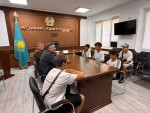 Асхат Бердиханов встретился с юными скейтбордистами