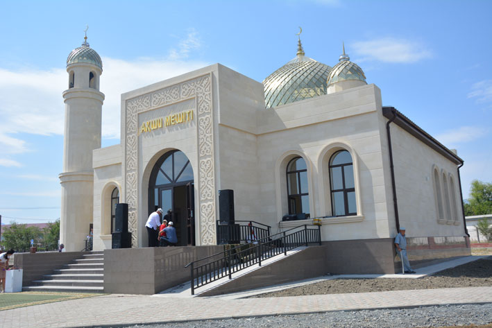 Новая белоснежная мечеть украсила центр туристического отдыха на Алаколе